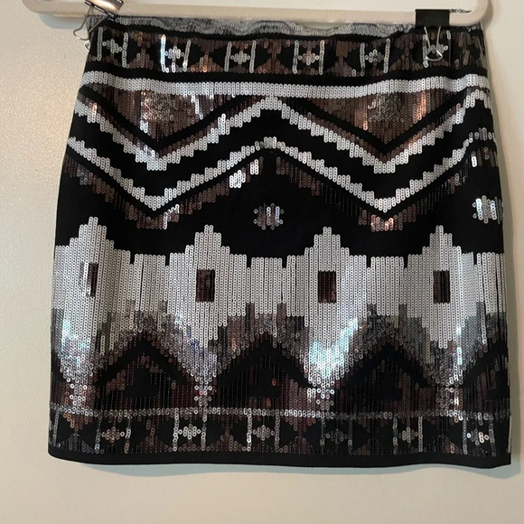 Express Geometric Patterned Sequin Mini Skirt Black and Silver Size Medium - Picture 4 of 7